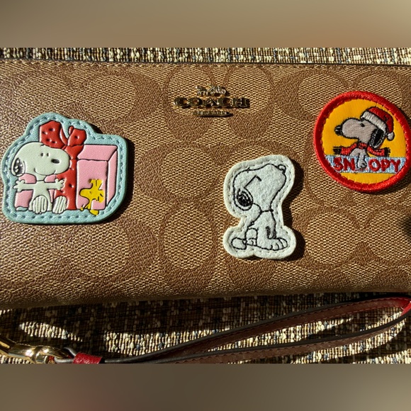 Coach x Peanuts Snoopy Patches Zip Around Accordion Wallet Wristlet - Picture 9 of 16